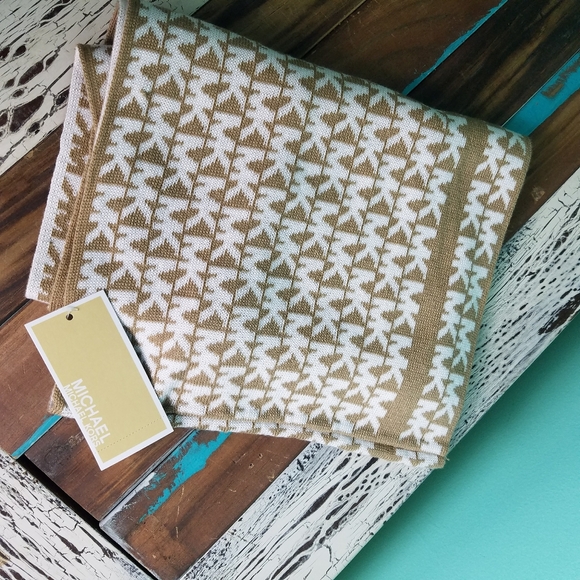 Michael Kors Signature Infinity Scarf - Picture 2 of 4